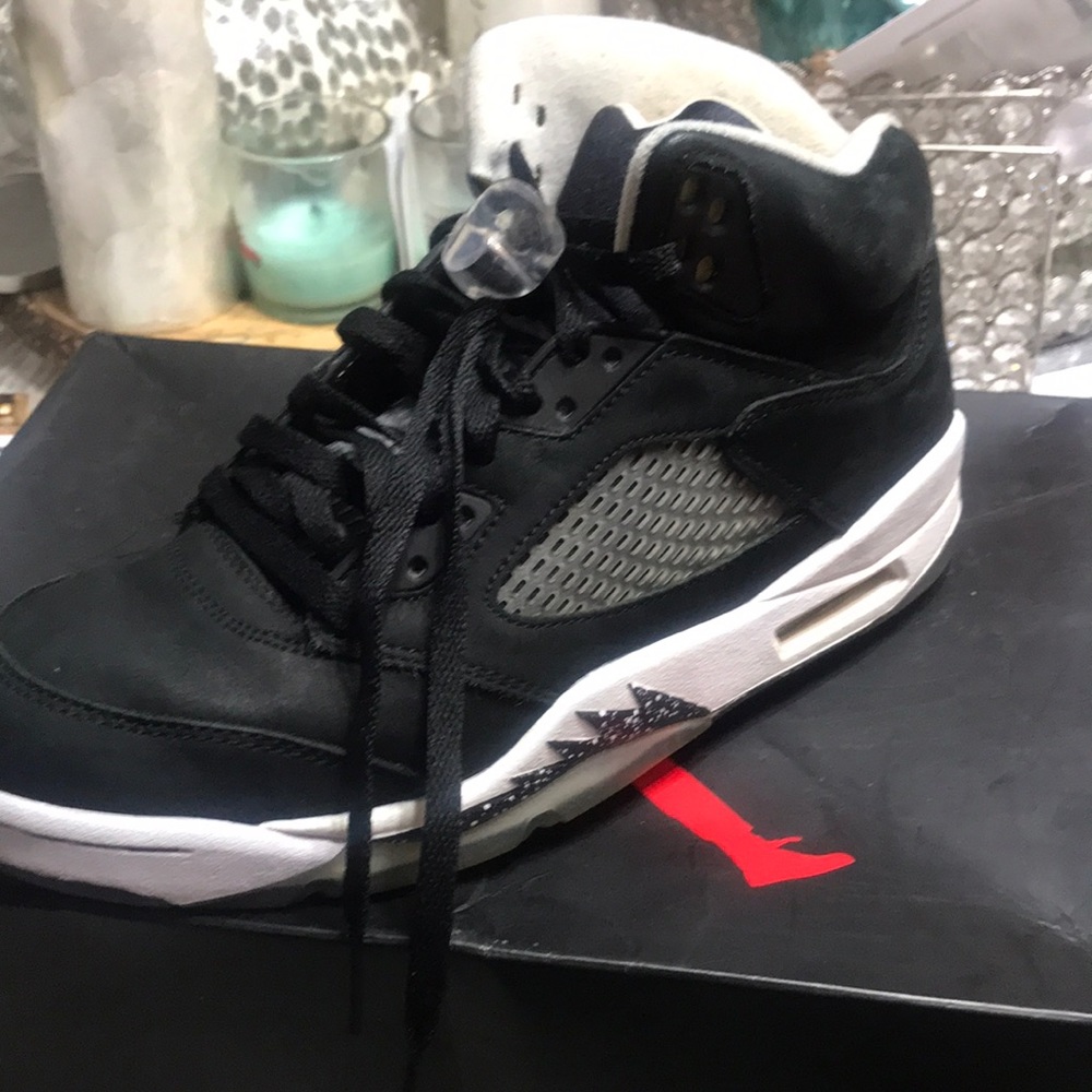 Athletic shoes